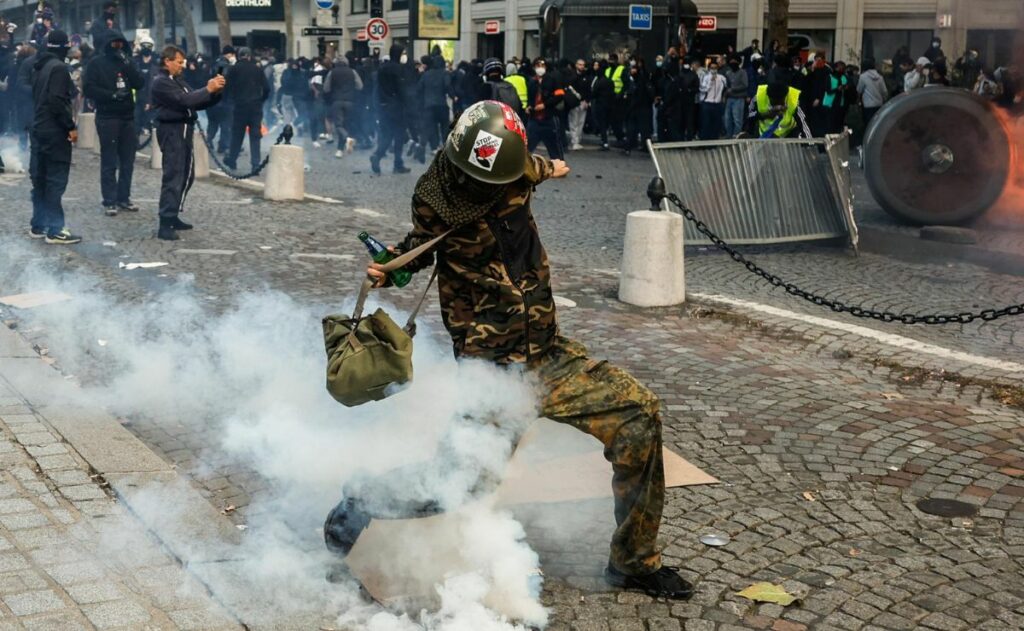 Macron anuncia restricciones a manifestaciones en Francia y convoca un Consejo de Defensa