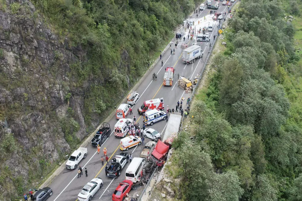 Dos muertos y 14 heridos por accidentes consecutivos en autopista de Chiapas