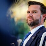 Un activista interrumpe un mitin de JD Vance y este sugiere que es un “migrante ilegal”