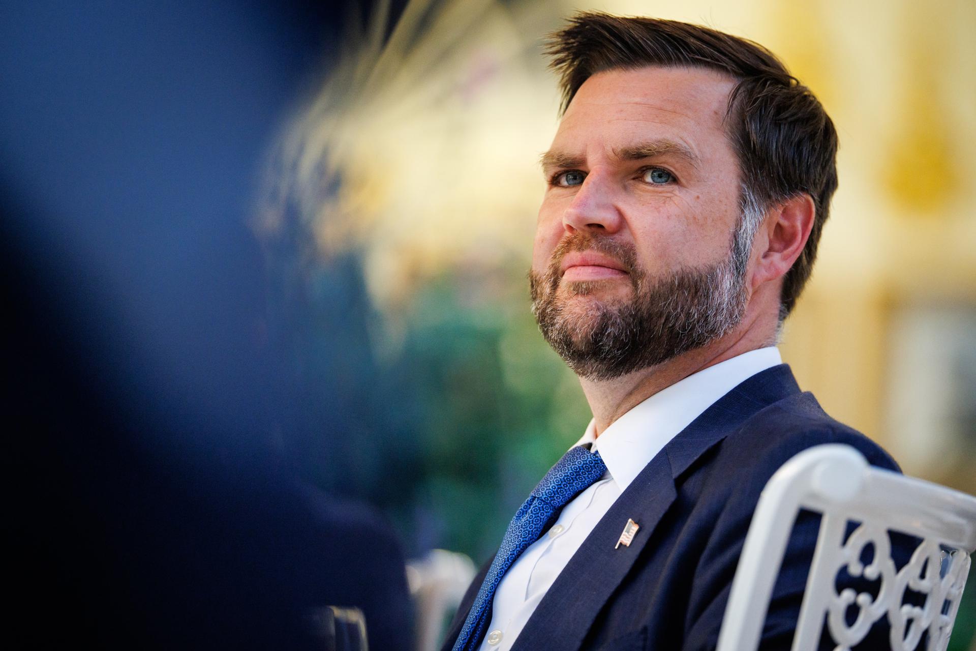 Un activista interrumpe un mitin de JD Vance y este sugiere que es un “migrante ilegal” Un activista interrumpe un mitin de JD Vance y este sugiere que es un “migrante ilegal”