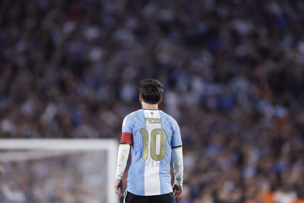 Messi se despide de la Albiceleste con 126 goles, el último de penalti, y muchas emociones