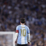 Messi se despide de la Albiceleste con 126 goles, el último de penalti, y muchas emociones