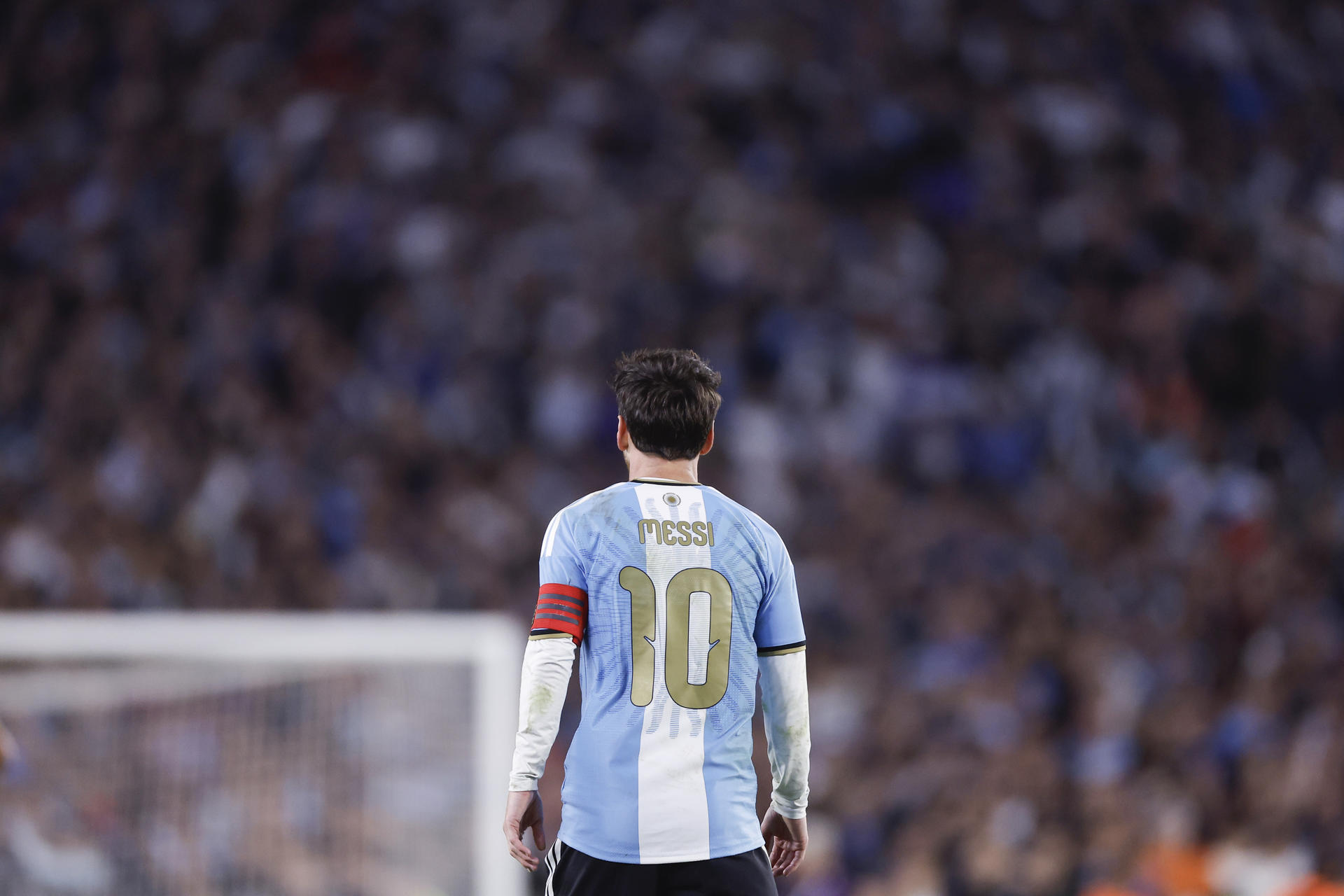 Messi se despide de la Albiceleste con 126 goles, el último de penalti, y muchas emociones