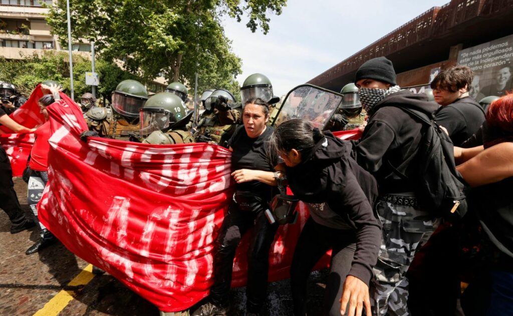 Marchan en Chile para conmemorar el estallido y protestar contra recortes de Kast Marchan en Chile para conmemorar el estallido y protestar contra recortes de Kast