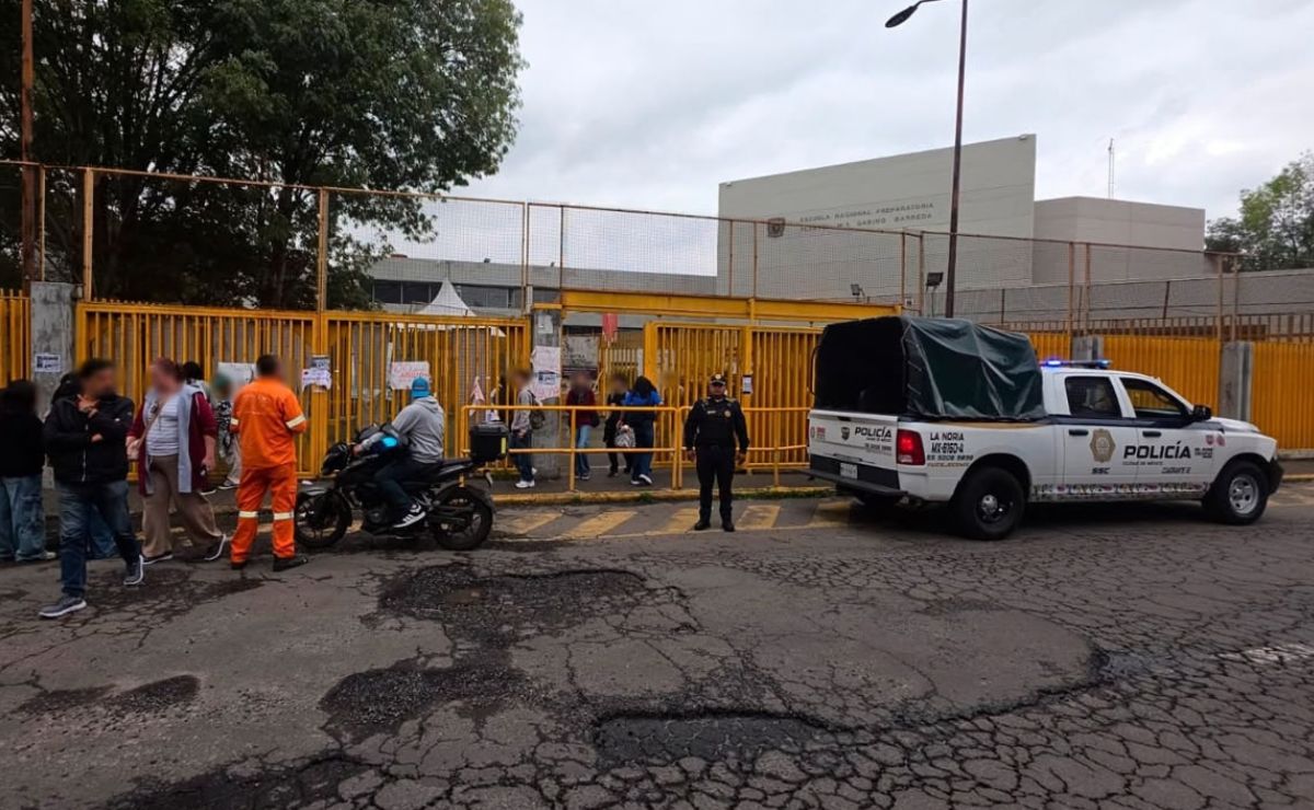 Video: Alumnos encapuchados amenazan con tomar la ENP 1 ‘Gabino Barreda’