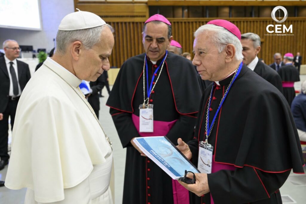 Episcopado entrega al papa León XIV libro sobre desaparecidos en México