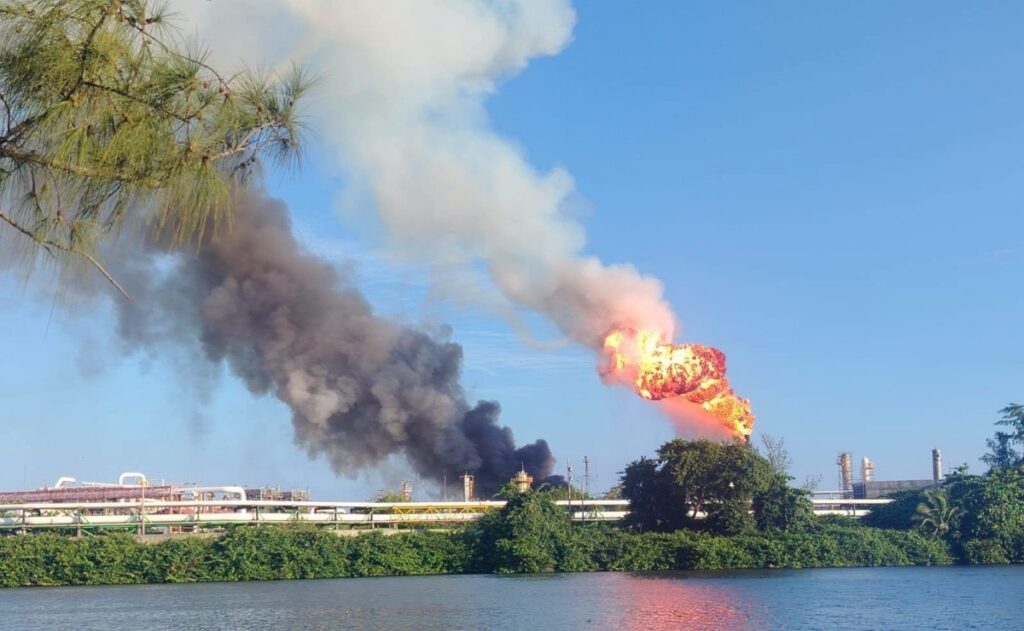 Video: Reportan fuego en Dos Bocas; Pemex confirma conato de incendio