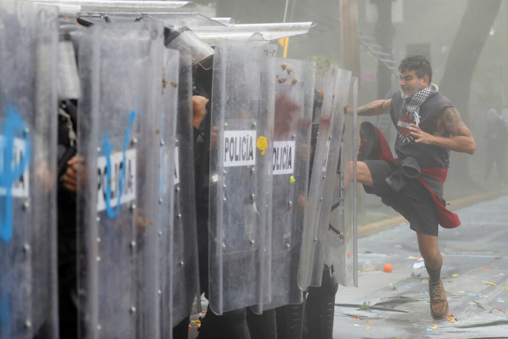 Gases, supuestos desaparecidos y 39 detenciones deja la marcha por el agua en Guadalajara