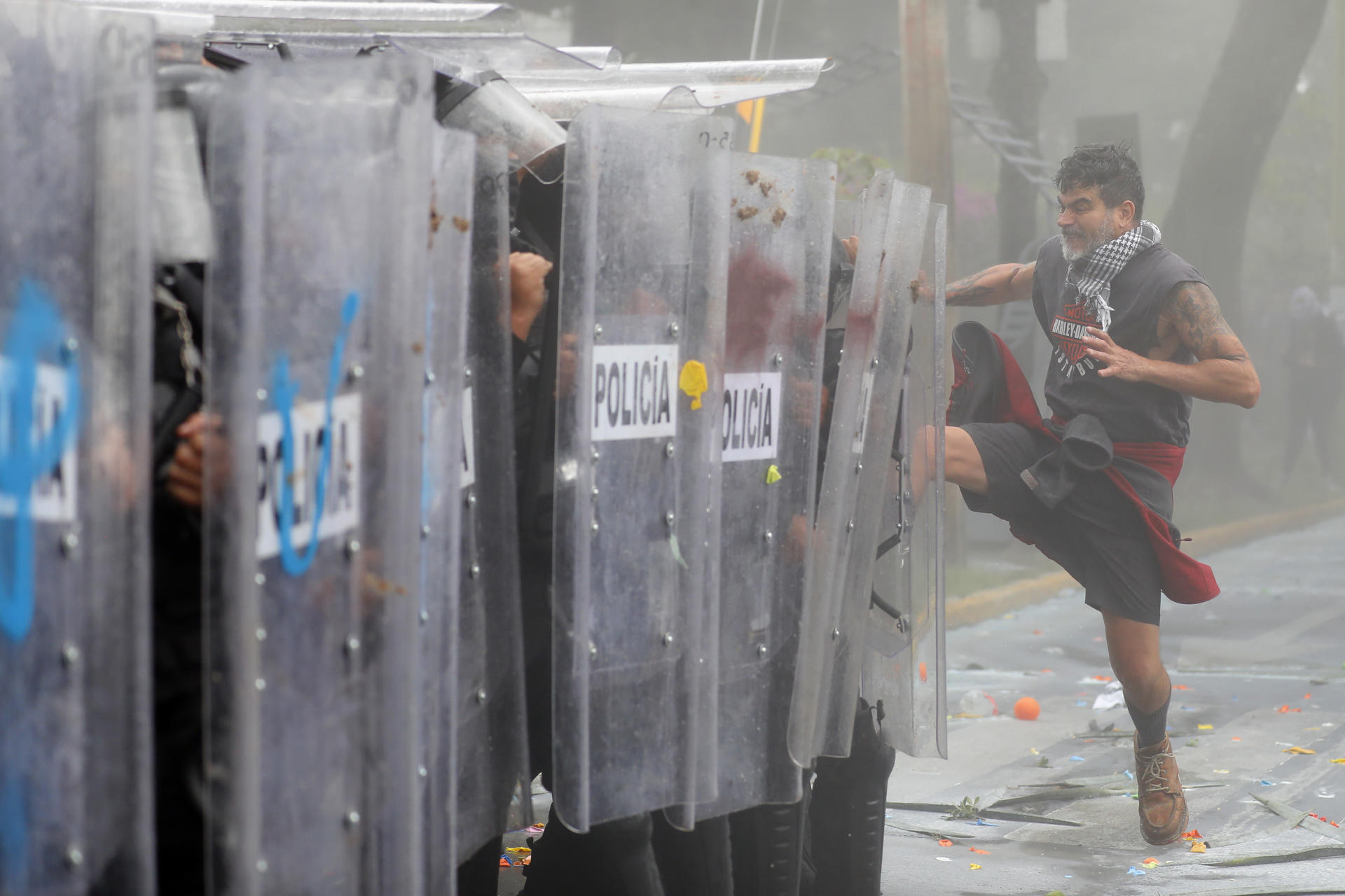 Gases, supuestos desaparecidos y 39 detenciones deja la marcha por el agua en Guadalajara