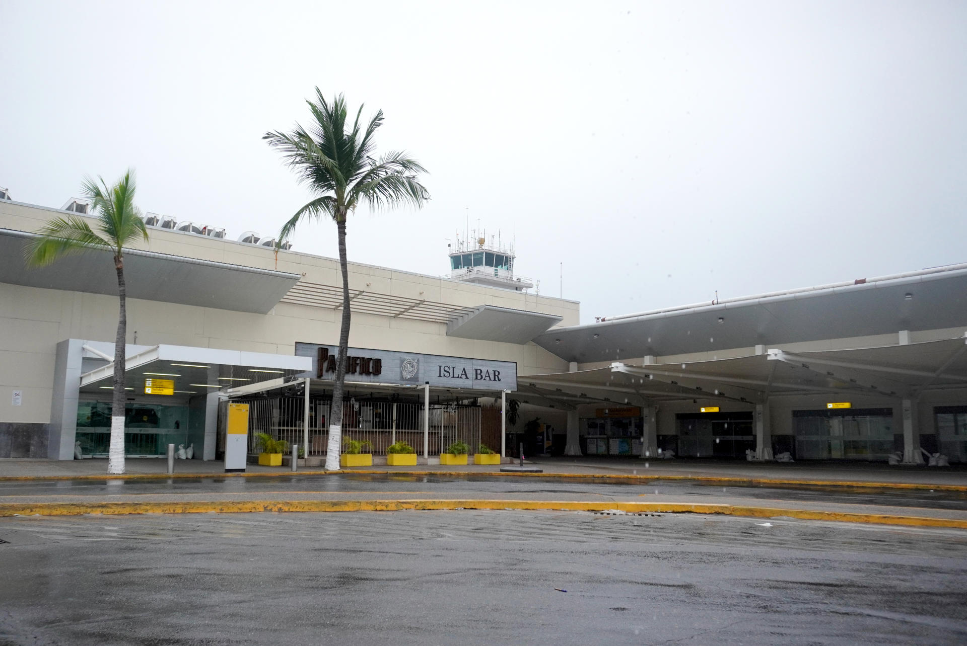 Huracán ‘Simon’ avanza frente a Jalisco con lluvias extraordinarias y oleaje de hasta 10 metros