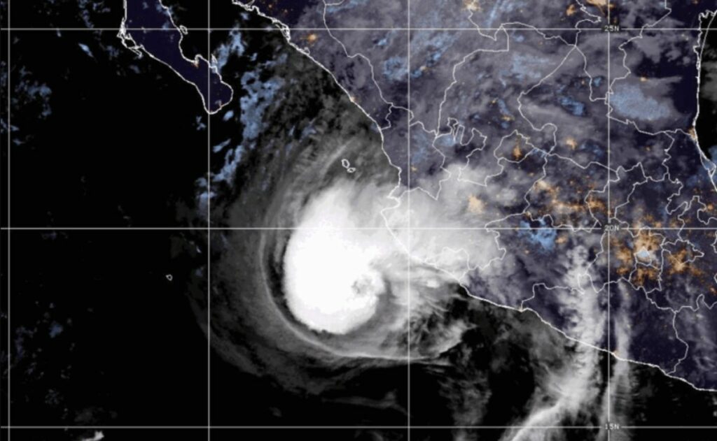 Huracán ‘Trudy’ sube a categoría 2; provocará lluvias fuertes en tres estados