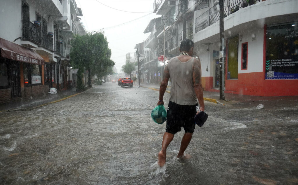Huracán ‘Trudy’ reforzará lluvias en Guerrero y Oaxaca; ‘Simon’ ya no genera efectos en México