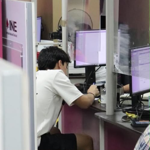 Gilberto Mora tramita su primera credencial del INE tras cumplir la mayoría de edad - hvg3vmxwwaaymqe