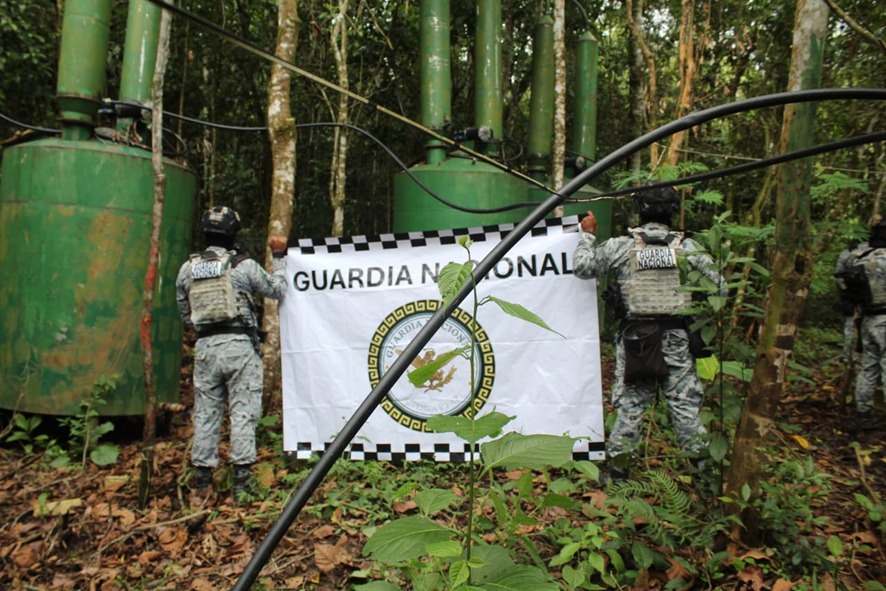 Inhabilitan tres laboratorios clandestinos y aseguran 26 toneladas de precursores en Guerrero