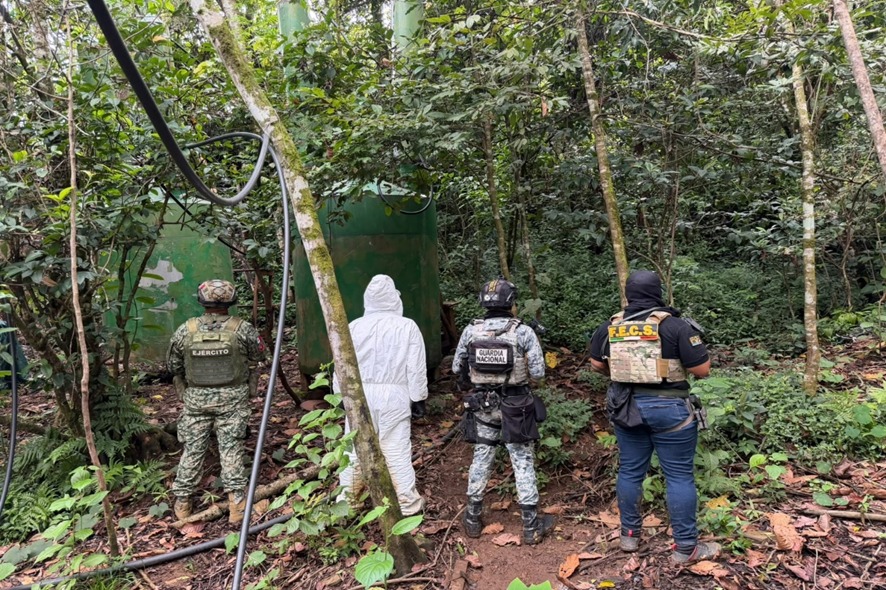 Inhabilitan tres laboratorios clandestinos y aseguran 26 toneladas de precursores en Guerrero - img-20261006-wa0019