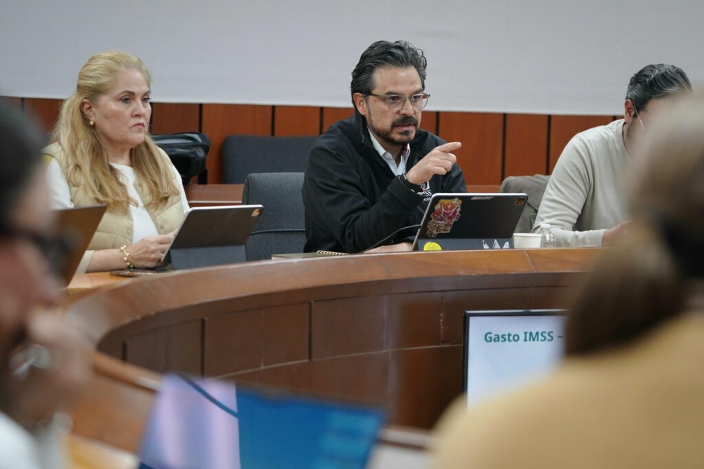 IMSS aprueba incremento de 8% para trabajadores; incluye salario y ayuda para vivienda
