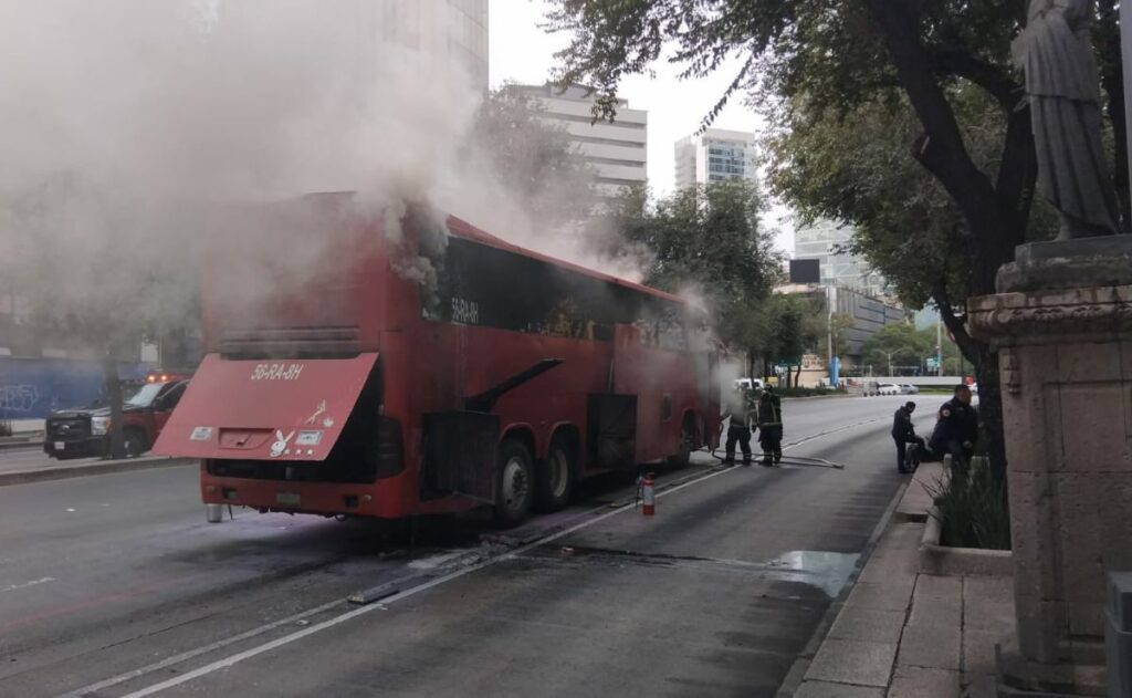 Video: Se incendia autobús sobre Paseo de la Reforma; pasajeros viajaban desde Oaxaca