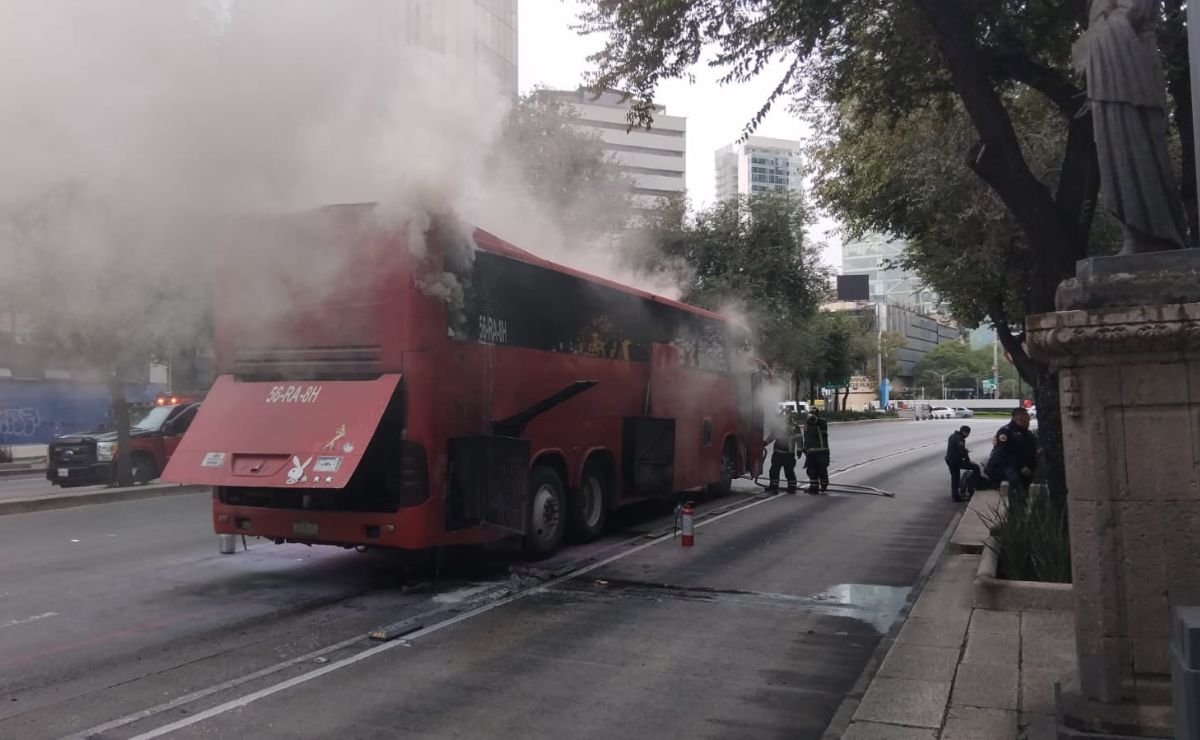 Video: Se incendia autobús sobre Paseo de la Reforma; pasajeros viajaban desde Oaxaca