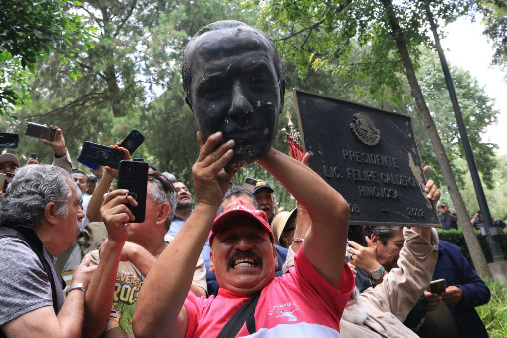 Jorge Romero acusa a Jesús Ramírez por daño a estatua de Calderón