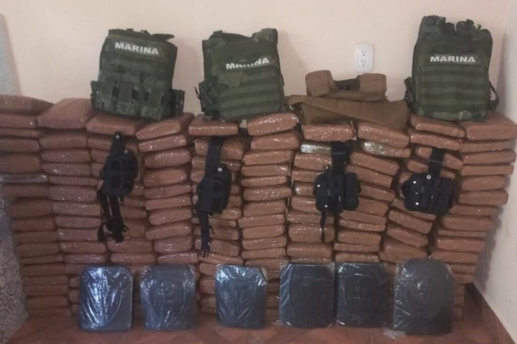 Aseguran más de 160 paquetes de drogas y armas en Juchitán, Oaxaca