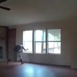 Video: Ladrón de casa atraviesa ventana y huye en Oklahoma; ya fue detenido
