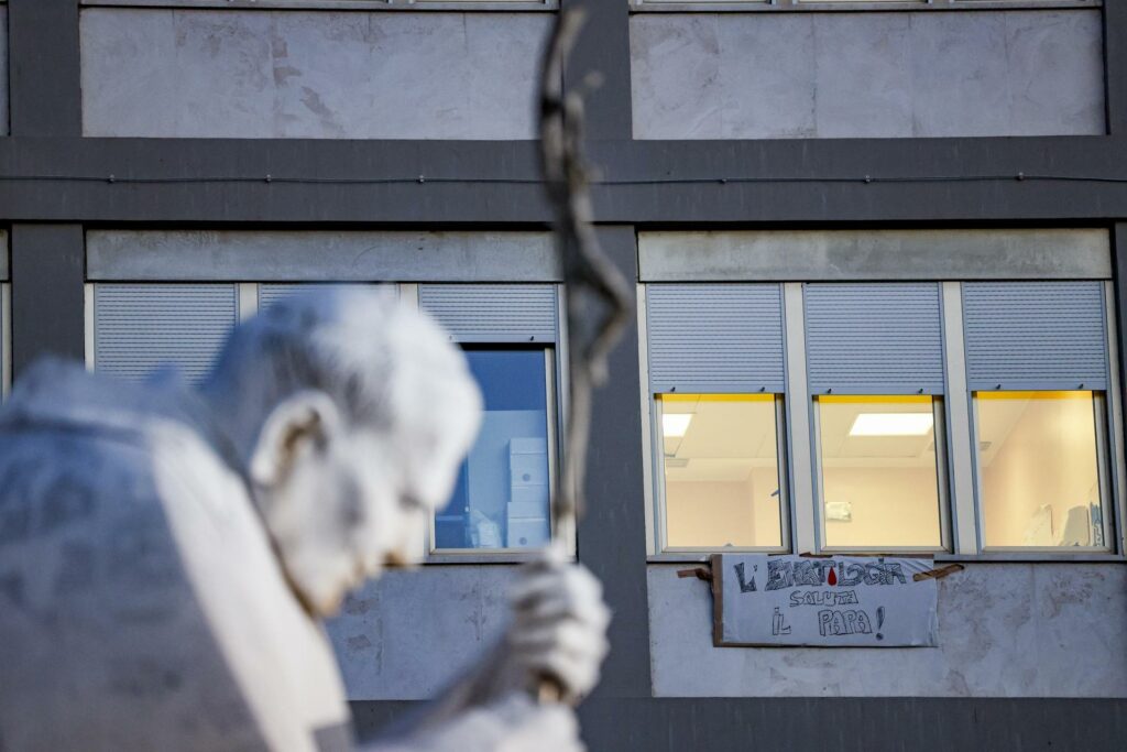 León XIV concelebra una misa en el hospital Gemelli en su primer día de convalecencia