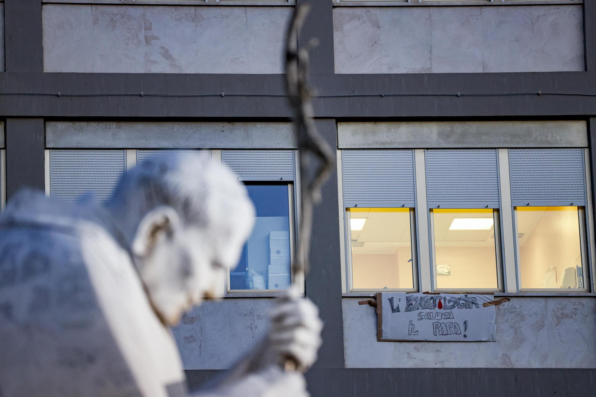 León XIV concelebra una misa en el hospital Gemelli en su primer día de convalecencia
