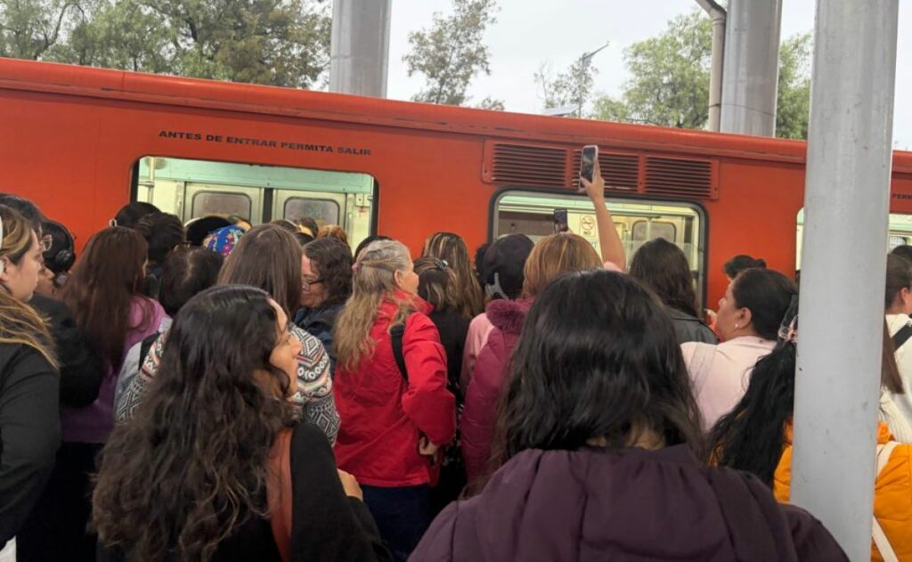 Metro CDMX opera con marcha de seguridad por lluvias; usuarios padecen servicio lento