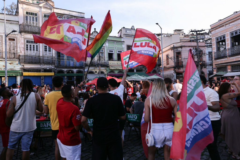 Elecciones en Brasil: Lula reduce la ventaja de Bolsonaro con casi el 65 % del escrutinio