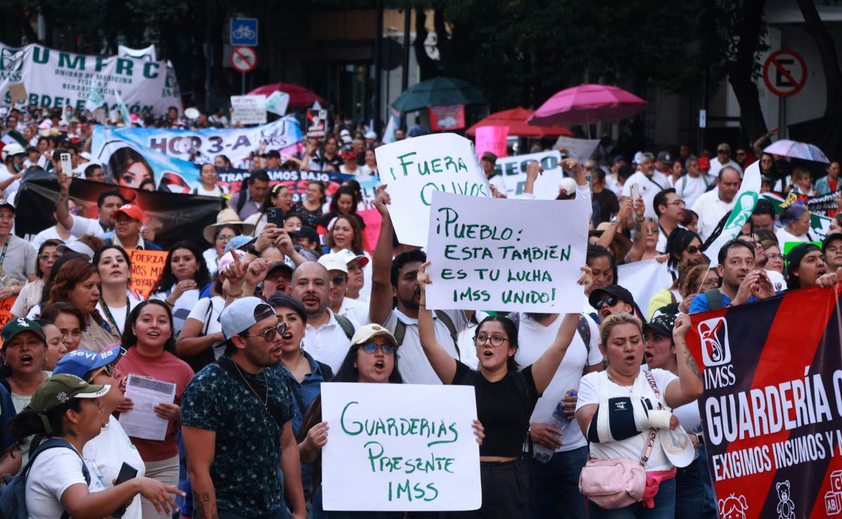 Trabajadores del IMSS bloquean la México-Pachuca Trabajadores del IMSS bloquean la México-Pachuca