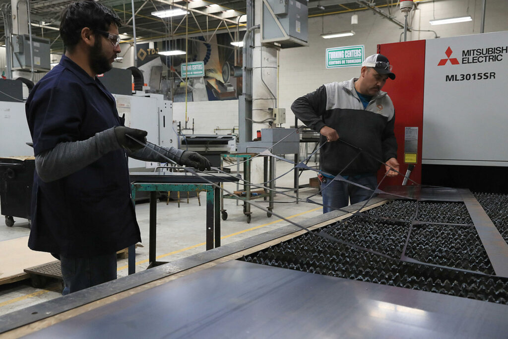México triplica la creación mensual de empleos: casi 129 mil, nuevo récord histórico