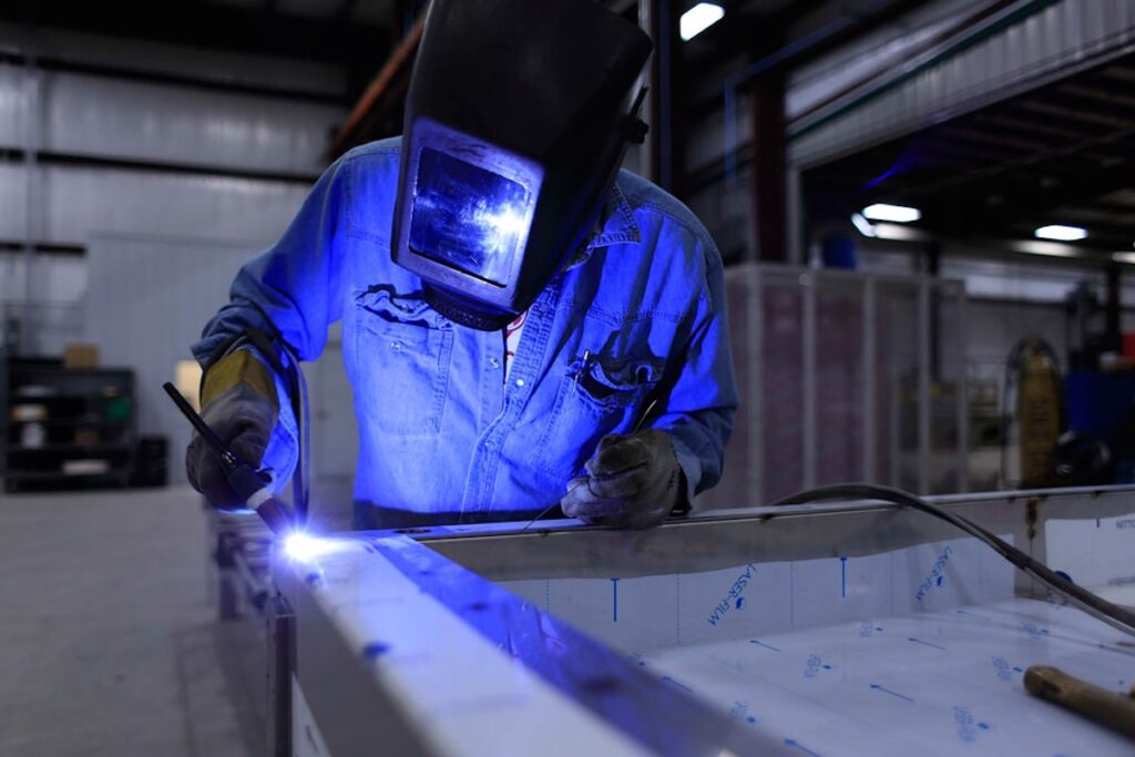 México triplica la creación mensual de empleos: casi 129 mil, nuevo récord histórico - mexico-triplica-la-creacion-mensual-de-empleos-en-septiembre-casi-129-mil-nuevo-record-historico-2-1024x683
