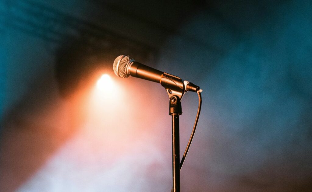Asesinan a cantante de cumbia durante show; animador resultó herido