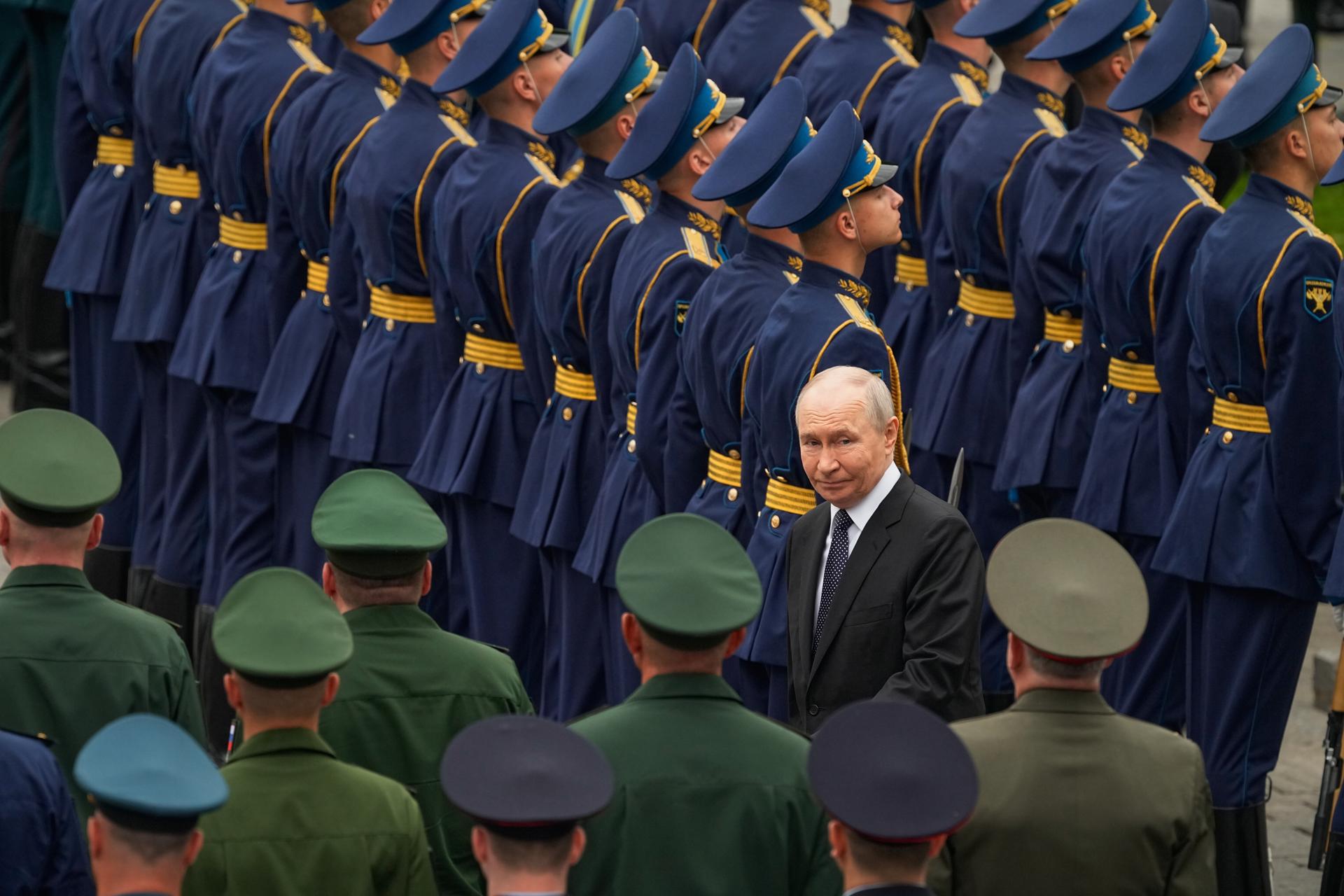 Mike Pence acusa a Donald Trump de “alimentar la máquina de guerra de Putin”
