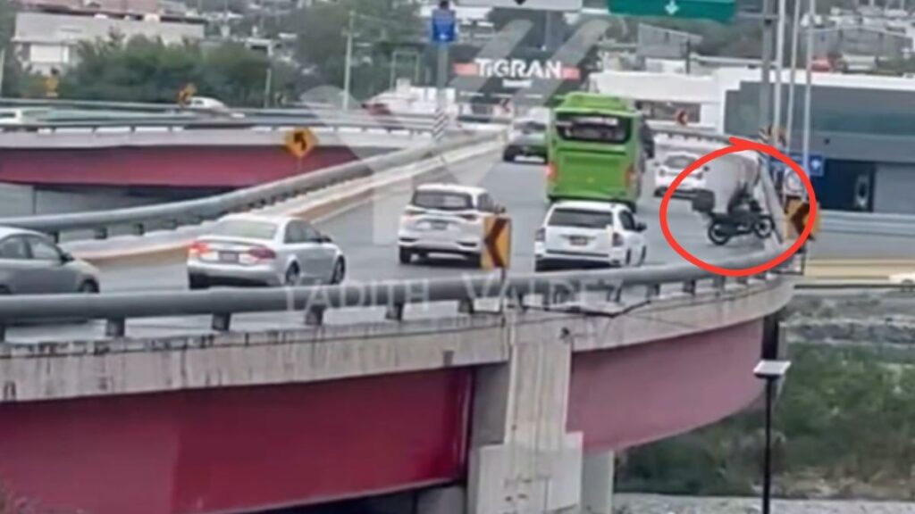 Video: Motociclista cae desde puente al río Santa Catarina de Monterrey