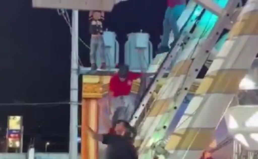 Video: Niño se cuelga de Rueda de la Fortuna en Feria de Torreón; así lo rescataron