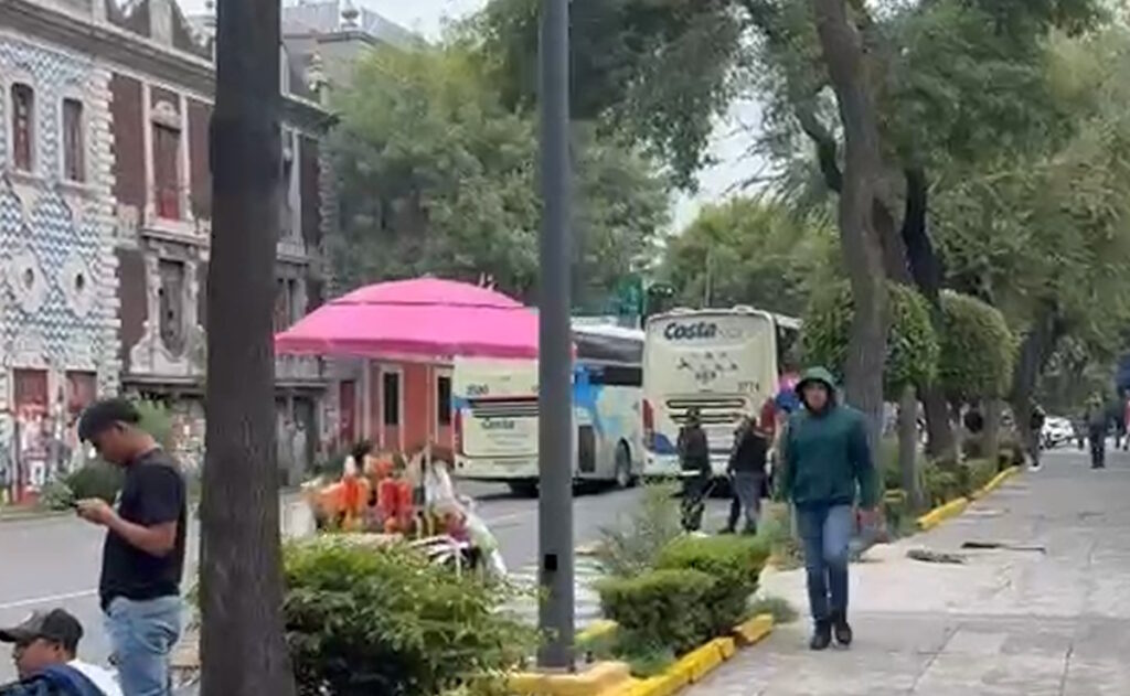 Normalistas llegan a instalaciones de la Segob en la CDMX para exigir plazas para egresados