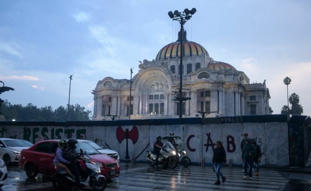 Video: Blindan el Zócalo y edificios de la CDMX por la marcha del 2 de octubre