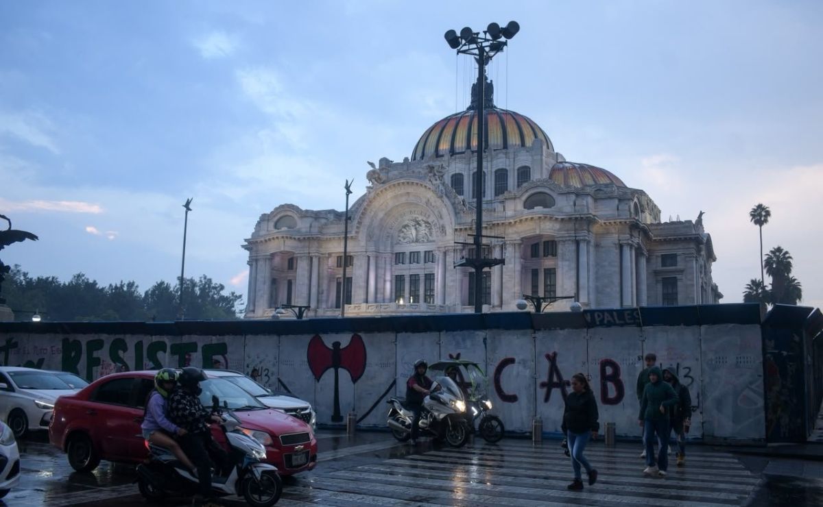 Video: Blindan el Zócalo y edificios de la CDMX por la marcha del 2 de octubre Video: Blindan el Zócalo y edificios de la CDMX por la marcha del 2 de octubre