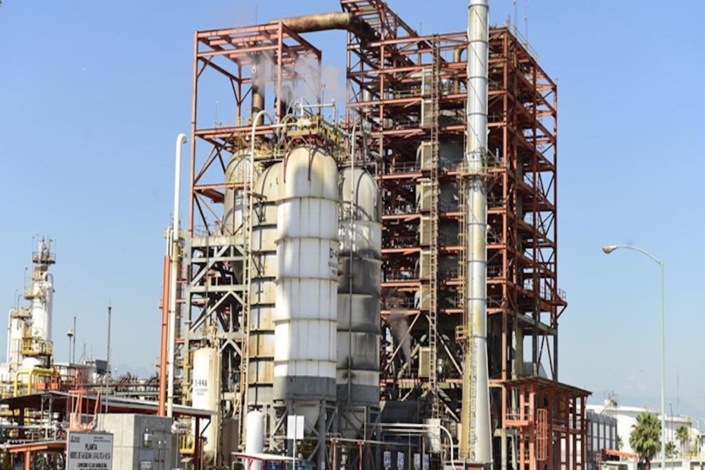 Pemex produce 87 de cada 100 litros de combustibles que vende; su deuda baja como en 2014