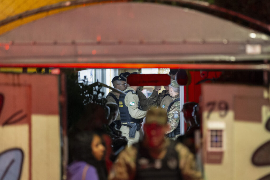 Policías rescatan a 13 niños secuestrados en una escuela en Brasil