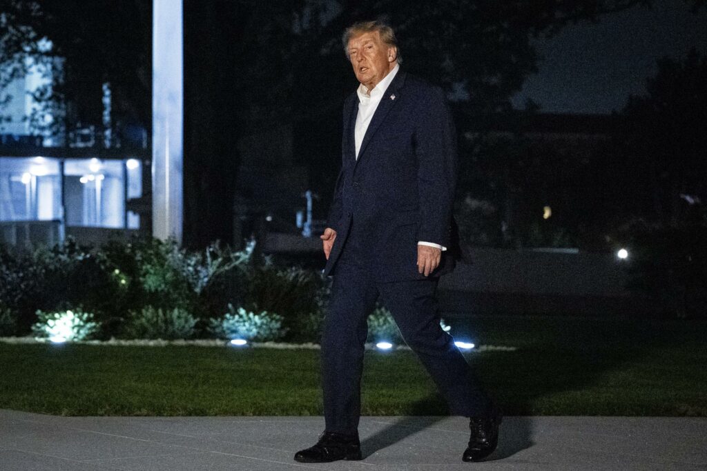 ¿Por qué los votantes latinos están retirando su apoyo a Trump?