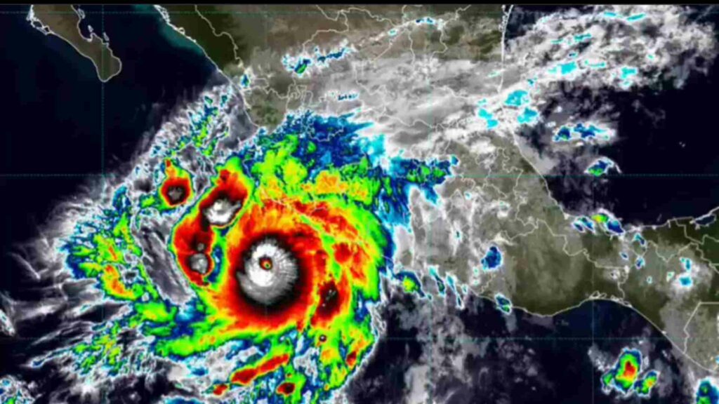 Protección Civil pide resguardarse ante el huracán ‘Simon’; Jalisco y Colima, en riesgo de impacto