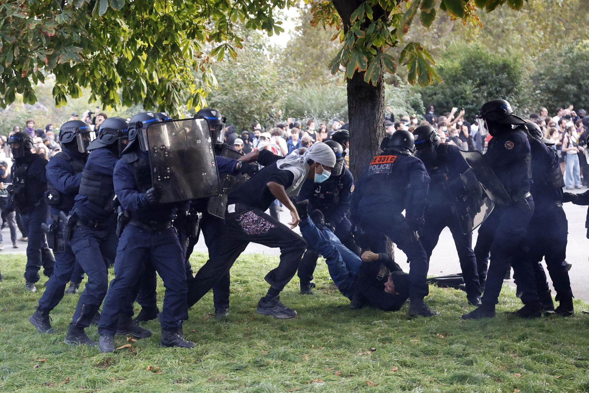 Protestas estudiantiles acorralan a un Gobierno de Francia debilitado ante los mercados