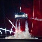 Video: Tesla presenta un auto capaz de volar y acelerar de 0 a 100 km/h en menos de un segundo