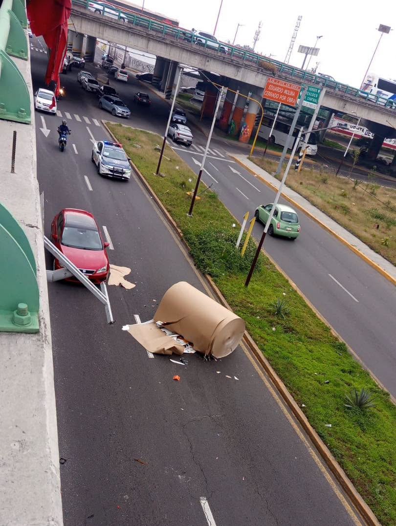 Tráiler se accidenta sobre la México-Pachuca; afectación vial fue de 4 km - rollo-de-carton-que-cayo-de-puente-vehicular-sobre-la-mexico-pachuca