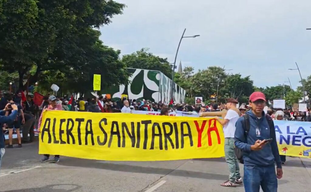 Marchan nuevamente en Guadalajara contra agua contaminada; encapuchados realizan actos vandálicos