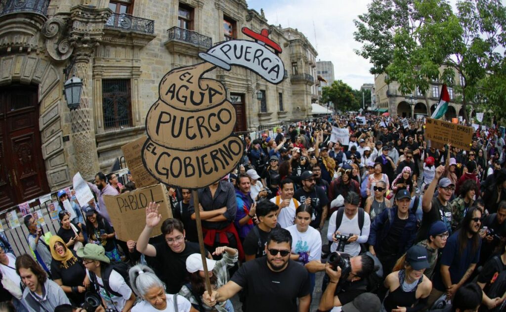 Suben a diez los detenidos tras la segunda protesta por el agua en Guadalajara - segunda-marcha-en-guadalajara-contra-el-agua-sucia-1024x631