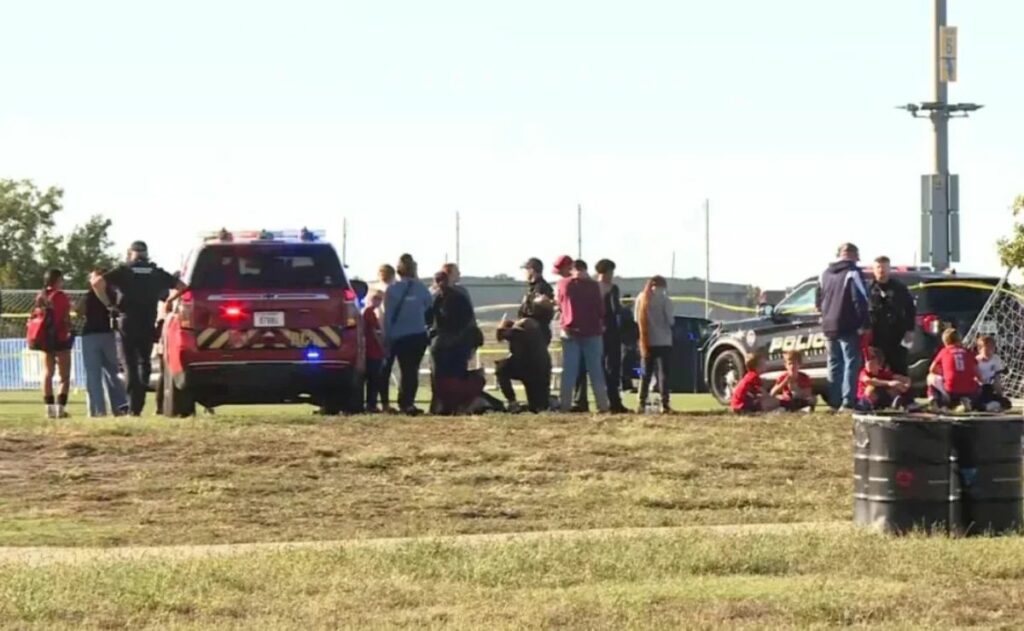 Conductora invade campo de futbol durante partido en Kansas; un niño y un hombre murieron