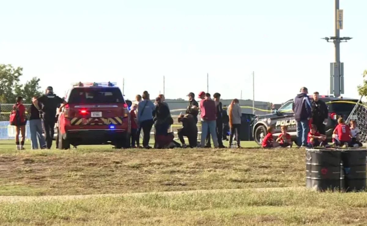 Conductora invade campo de futbol durante partido en Kansas; un niño y un hombre murieron